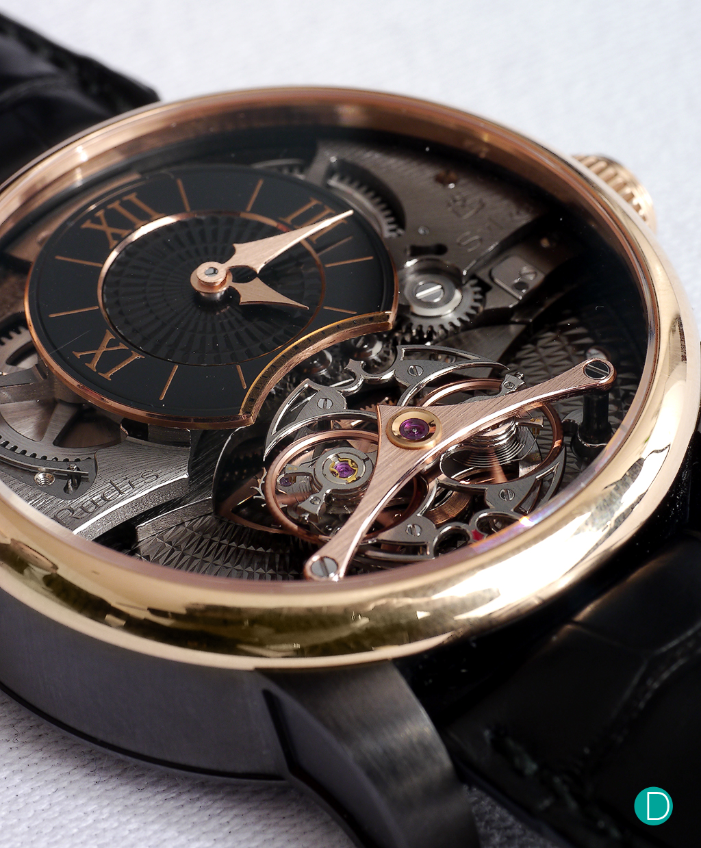As a general rule, and as long as it is in a completely stable state, a tourbillon requires 1 minute to compensate for the effects of gravity. The Rudis Sylva Harmonious Oscillator enables instantaneous time correction in a vertical position by means of the interconnection of the balances and asymmetric deployment of the balance springs.